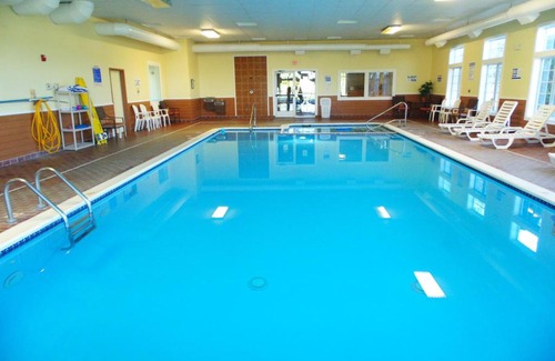 Houghton Lake Hotel | American Inn and Suites Houghton Lake