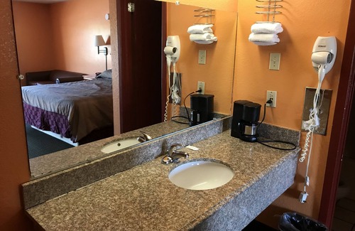 Cleburne Hotel | American Inn Cleburne