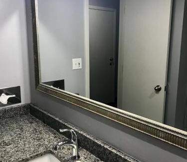 North Kansas City Hotel | American Inn North Kansas City