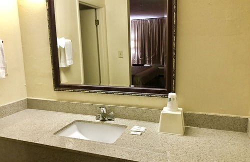 Saks Hotel | American Inn