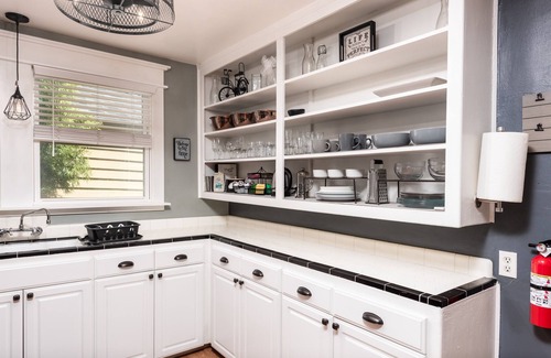 Lodi Cottage | American Oak Cottage | Pet Friendly | 6-min walk to Downtown Food, Wine, & More!