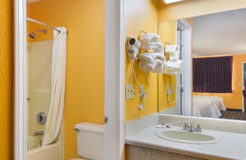 Darien Hotel | Americas Best Value Inn Darien