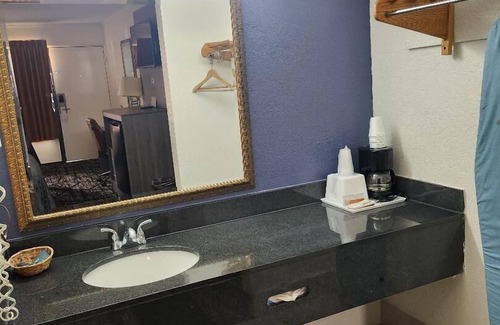 Forest Hotel | Americas Best Value Inn Forest