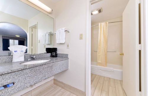 US 290 Hotel | Americas Best Value Inn & Suites Houston Brookhollow NW