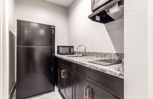 Humble Hotel | Americas Best Value Inn & Suites Kingwood IAH Airport