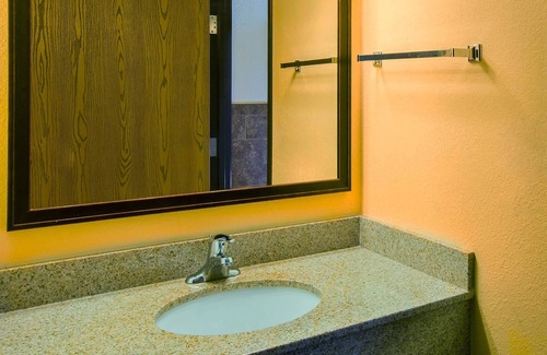 Chamberlain Hotel | AmericInn by Wyndham Chamberlain - Conference Center