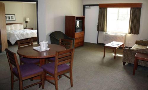 Charlevoix Hotel | AmericInn by Wyndham Charlevoix