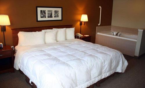 Charlevoix Hotel | AmericInn by Wyndham Charlevoix