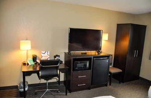 Clear Lake Hotel | AmericInn by Wyndham Clear Lake