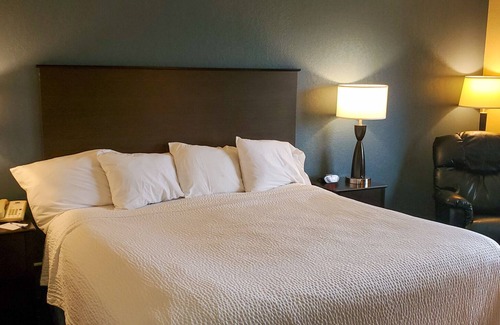 Clear Lake Hotel | AmericInn by Wyndham Clear Lake