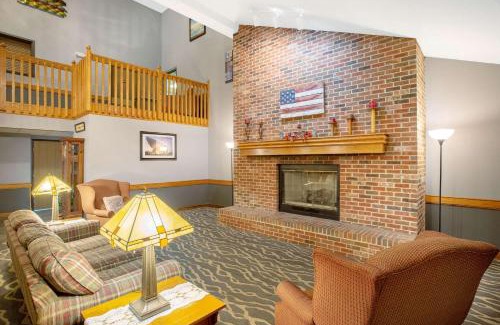 Oakdale Hotel | AmericInn by Wyndham Coralville
