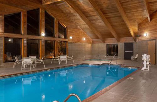 Oakdale Hotel | AmericInn by Wyndham Coralville