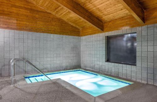 Dickinson Hotel | AmericInn by Wyndham Dickinson