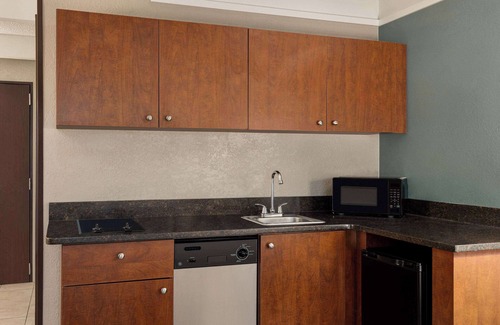 Forest Hills Hotel | AmericInn by Wyndham Grand Rapids Airport North