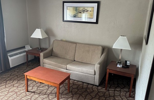 Forest Hills Hotel | AmericInn by Wyndham Grand Rapids Airport North