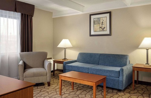 Forest Hills Hotel | AmericInn by Wyndham Grand Rapids Airport North