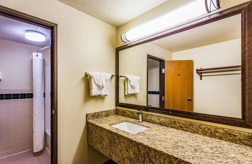 Hampton Hotel | AmericInn by Wyndham Hampton