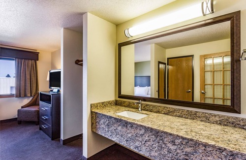Hampton Hotel | AmericInn by Wyndham Hampton