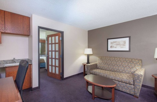 Hutchinson Hotel | AmericInn by Wyndham Hutchinson