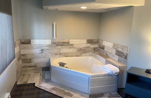 Ladysmith Hotel | AmericInn by Wyndham Ladysmith