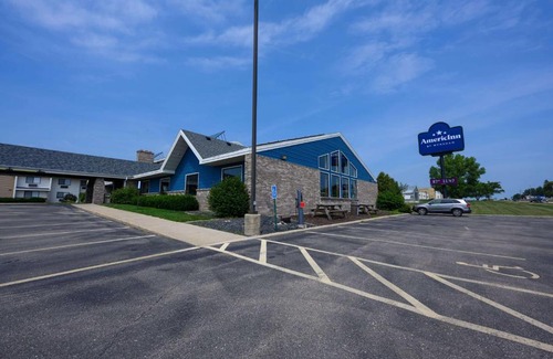 Monroe Hotel | AmericInn by Wyndham Monroe