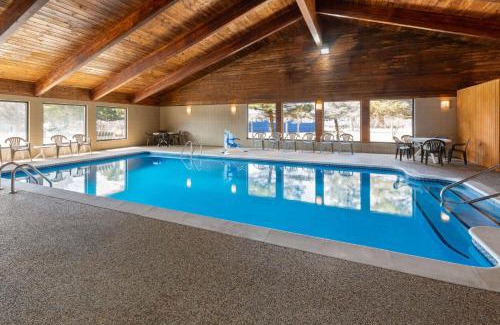 Au Sable Hotel | AmericInn by Wyndham Oscoda Near AuSable River