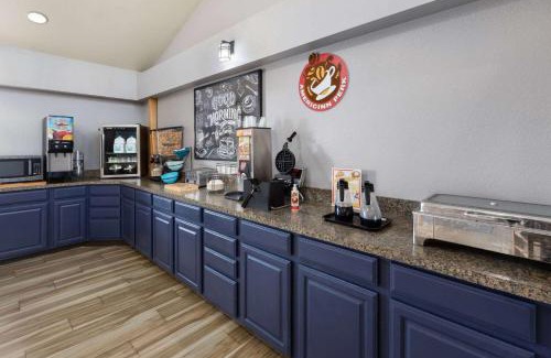 Au Sable Hotel | AmericInn by Wyndham Oscoda Near AuSable River