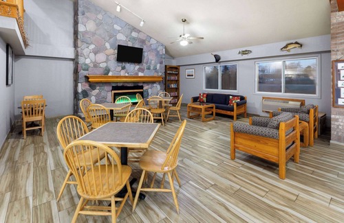 Au Sable Hotel | AmericInn by Wyndham Oscoda Near AuSable River