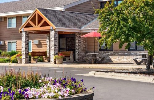 Roseau Hotel | AmericInn by Wyndham Roseau