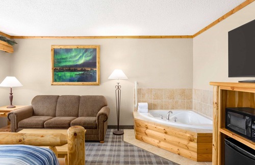 Roseau Hotel | AmericInn by Wyndham Roseau