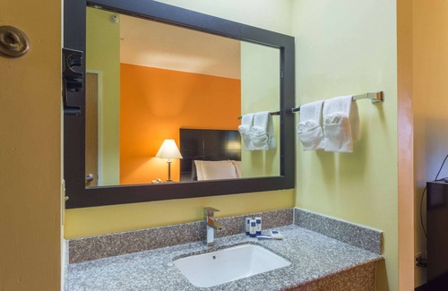Streator Hotel | AmericInn by Wyndham Streator