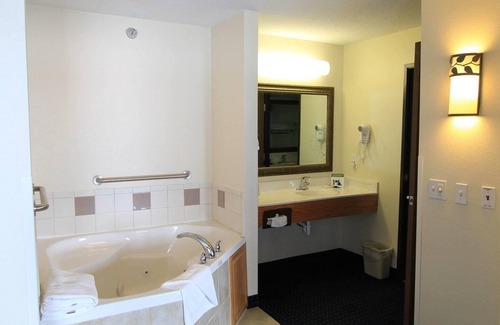 Cedar Rapids - Iowa City Hotel | AmericInn by Wyndham Cedar Rapids Airport