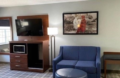 Conroy Hotel | AmericInn by Wyndham Williamsburg