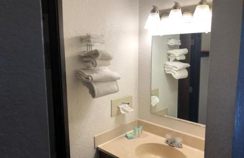 Monticello Hotel | AmericInn Motel - Monticello