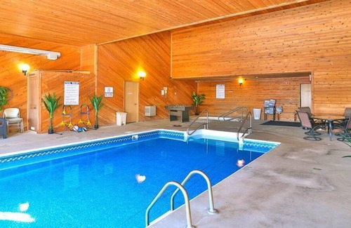 New Richmond House | AmeriVu Inn & Suites / Standard Room, 2 Queen Beds
