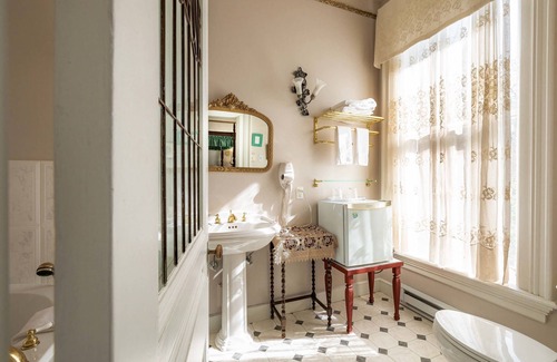 Rockland Bed & Breakfast | Amethyst Inn at Regents Park