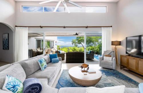 Panama Beach House | Amigos De Tortuga Family Pool Villa Playa Hermos