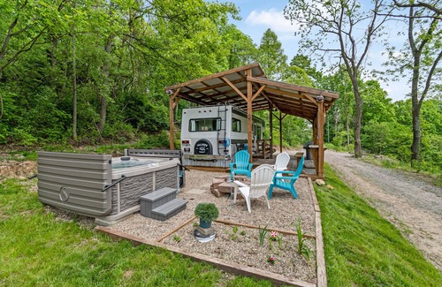 Somerdale House | Amish country, hot tub, fire pit, pet friendly