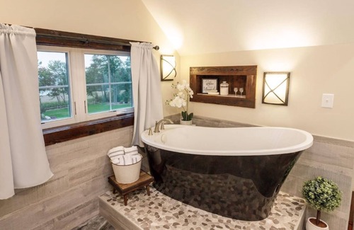 Newmanstown Bed & Breakfast | Amish Farm Retreat - Daily Pastries, Sunset Views & Cozy Private Suite