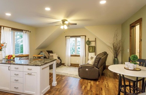 Newmanstown Bed & Breakfast | Amish Farm Retreat - Daily Pastries, Sunset Views & Cozy Private Suite