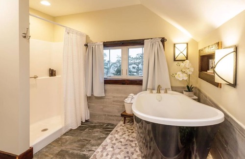 Newmanstown Bed & Breakfast | Amish Farm Retreat - Daily Pastries, Sunset Views & Cozy Private Suite