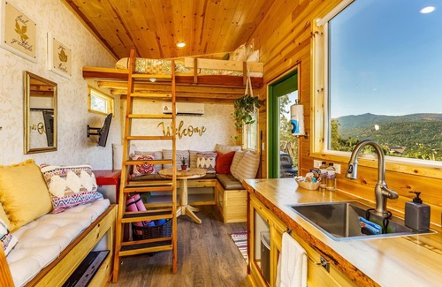 Oakhurst Apartment | Among The Stars- Tiny home with views/hot tub/and more!