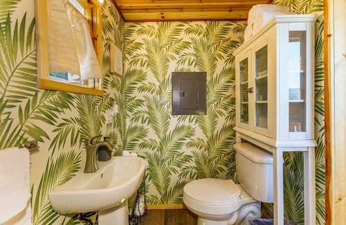 Oakhurst Apartment | Among The Stars- Tiny home with views/hot tub/and more!