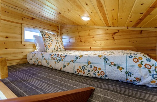 Oakhurst Apartment | Among The Stars- Tiny home with views/hot tub/and more!