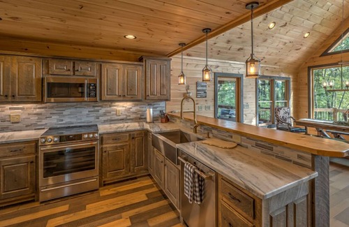 Cherry Log Cabin | Amore on the Ridge - Mountain View | Hot Tub | Pool Table | Fire Pit | Outdoor Fireplace