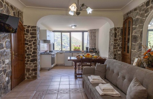 Piano di Sorrento Ski Chalet | AMORE RENTALS - Casa Assunta with Parking and Air Conditioning