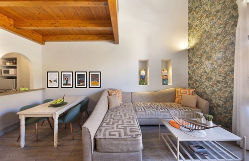 Sorrento City Centre Ski Chalet | AMORE RENTALS - Casa La Maisonette with Air Conditioning, Balcony and Internet WI-FI