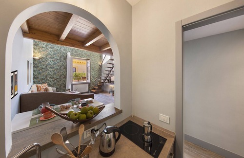 Sorrento City Centre Ski Chalet | AMORE RENTALS - Casa La Maisonette with Air Conditioning, Balcony and Internet WI-FI