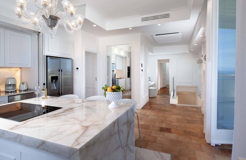 Sorrento City Centre Ski Chalet | AMORE RENTALS - The Square, Luxury Penthouse with Sea View and Jacuzzi in Piazza Tasso