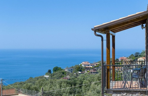 Sant'Agata sui Due Golfi Villa | AMORE RENTALS - Villa Ambra with Jacuzzi, Garden and Sea View